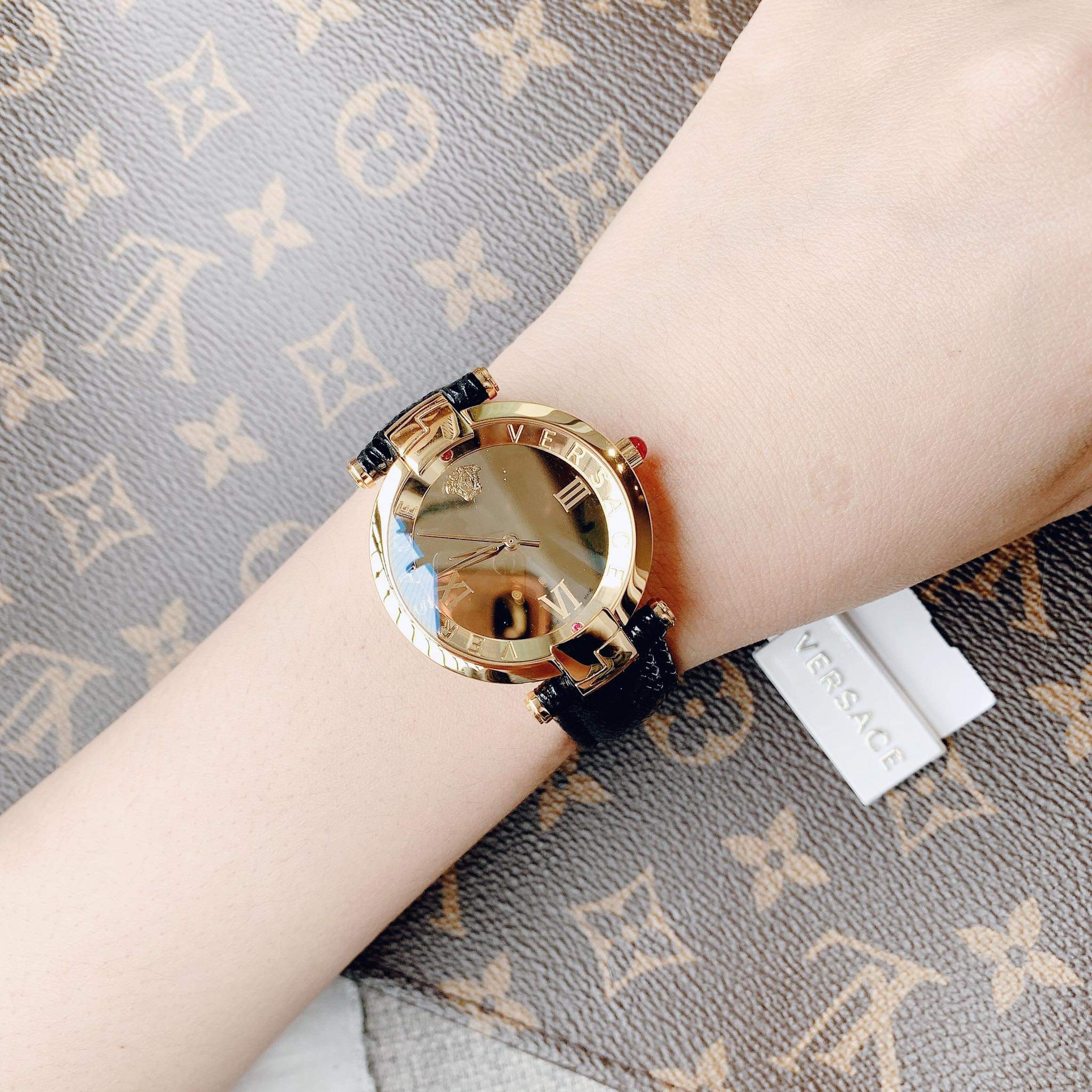 Đồng hồ nữ Versace for girl size 35 mạ vàng 