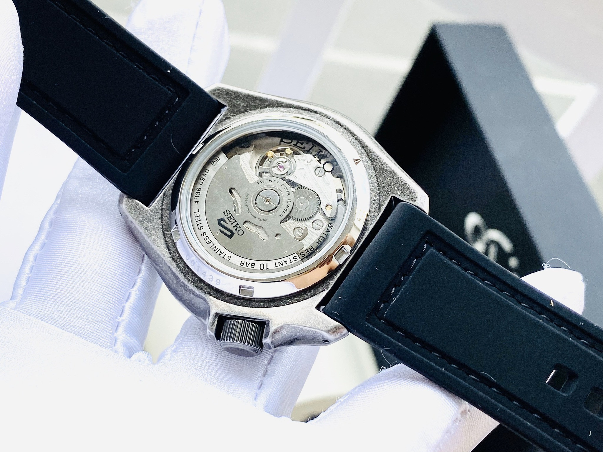 Đồng hồ nam Seiko 5 Sport Automatic SRPE79K1 Dial trắng xám vân